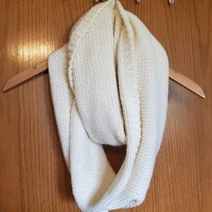 😎 Limited Edition Cream and Gold Knit Scarf